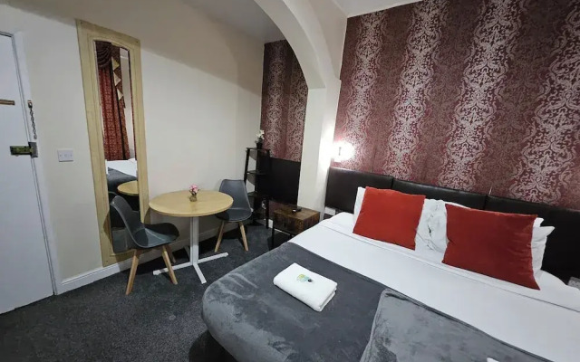 Ground-Floor Queen Bed Studio Apartment with Free Parking