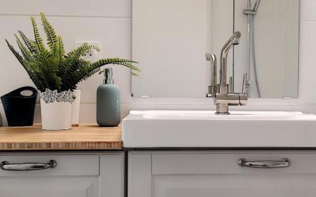 Le Petit Balzac by Cocoonr