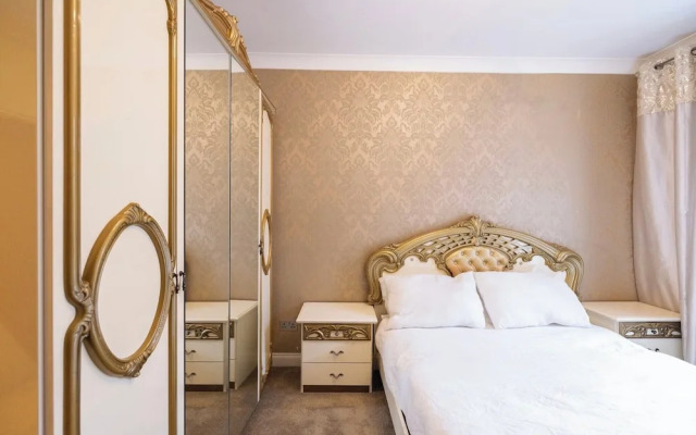 Chic London Apartment in Brown Hart Gardens