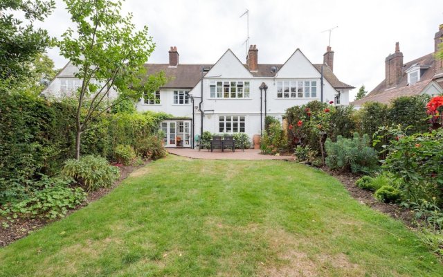 Cottage With a Garden in Golders Green by Underthedoormat