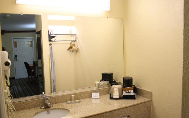 Super 8 by Wyndham San Marcos