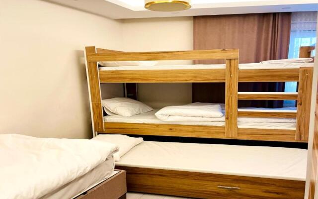 LUXE Bright 2bdr in Center