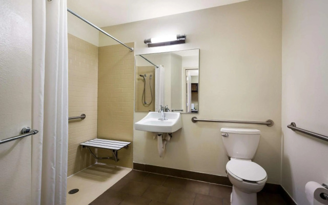 Sonesta Simply Suites  St Louis Earth City