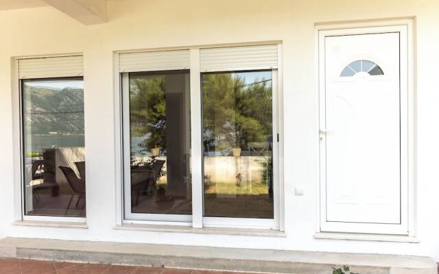 Waterfront Apartment Petrovina