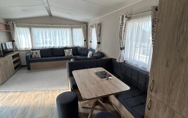 Caravansleeps4-beachfront-garden-patio