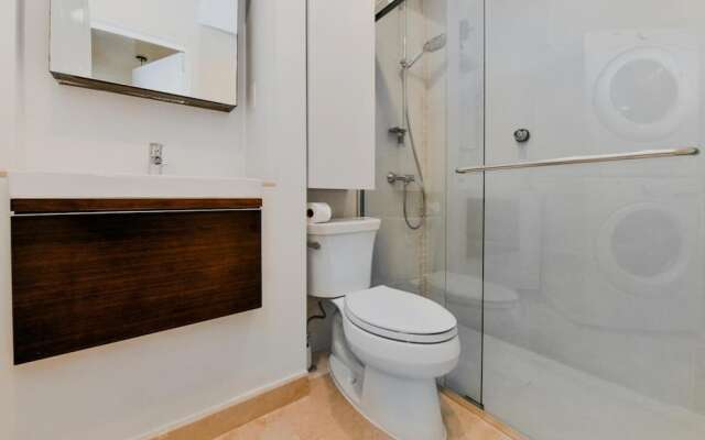Amazing 1BR 2BA Condo Great Location w Pool GYM