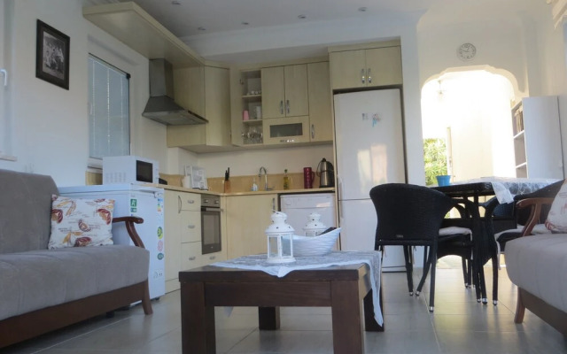 Villasevval-sleeps8-pool-bbq-ac-neartown