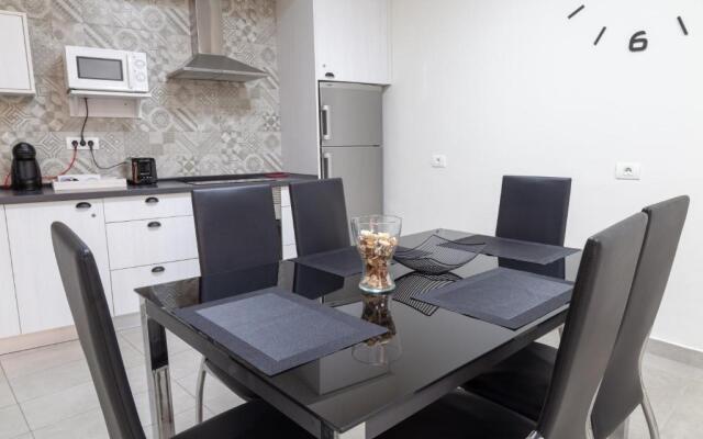 El Puente Holiday Home I- Airport 8,1K