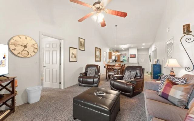 Ozark Comfort 3 Bedroom Condo by RedAwning