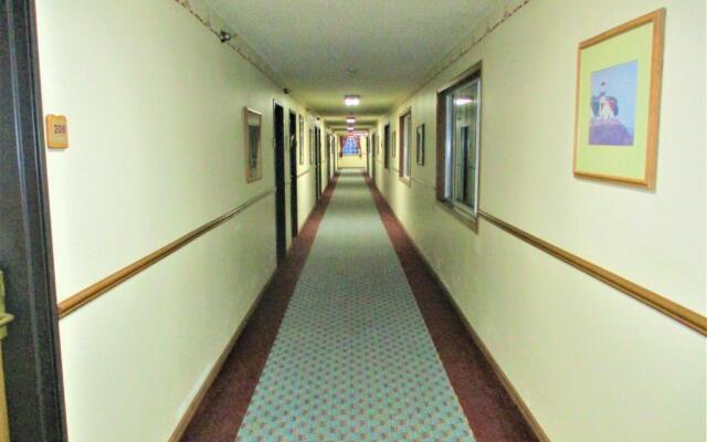 Days Inn & Suites by Wyndham Williamsburg IA North