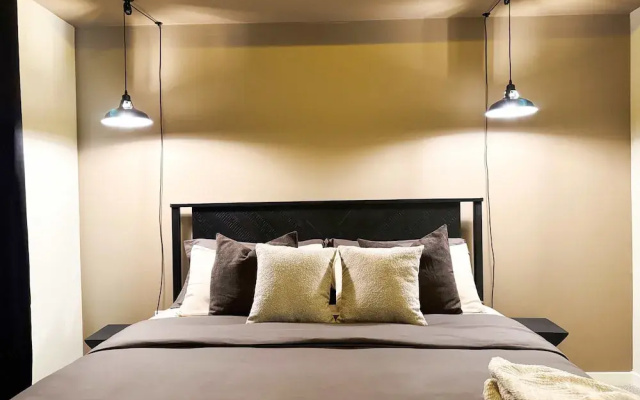 Stylish Getaway W Pool GYM Parking 10 Min to Cedar