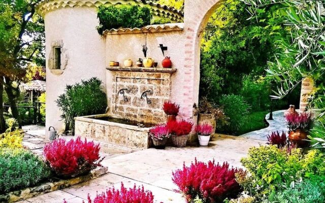 Le Mas des 5 Fontaines. Chambres d'hôtes