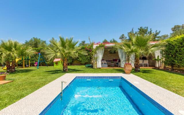 Eva & Dimitrios Villas, By ThinkVilla