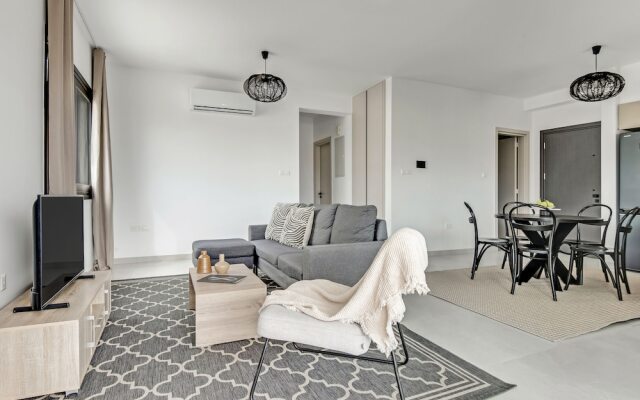 Sanders Only - Lovely 1-bdr Apt With two Balconies