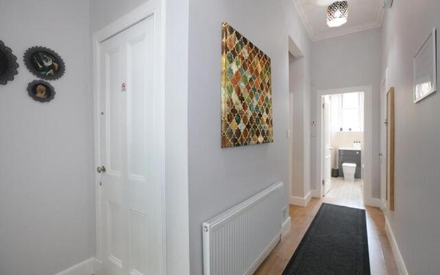 Edinburgh City Central Apartment Sleeps 6 Free Parking