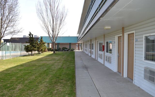 Econo Lodge Inn & Suites Spokane