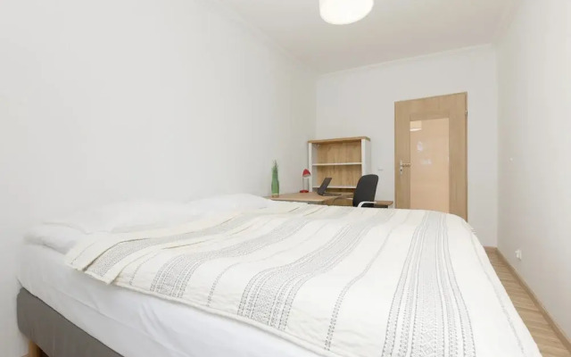 Modern Two-bedroom Warsaw by Renters