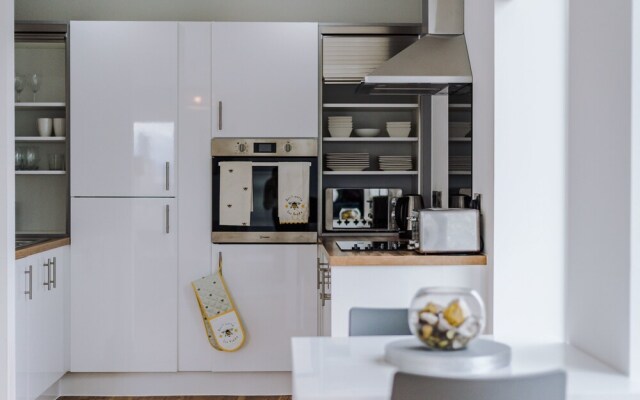 Beautiful 3 Bed Apartment in Media City