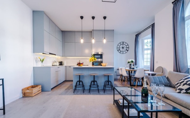 New Stylish City-centre Flat w Parking Sleeps 4
