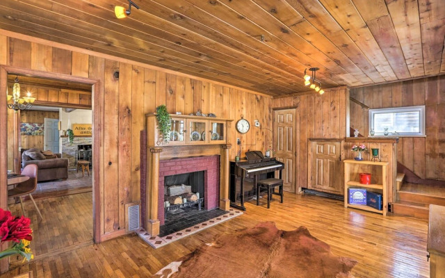 Lake Cabin w/ King Bed, Foodie Kitchen, & Views
