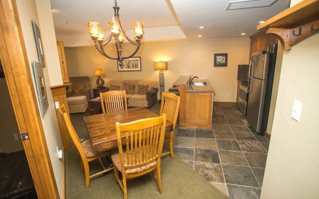 Sundial Lodge Condo Steps from Red Pine Gondola by RedAwning