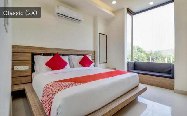 OYO 47017 Hotel Hallmark