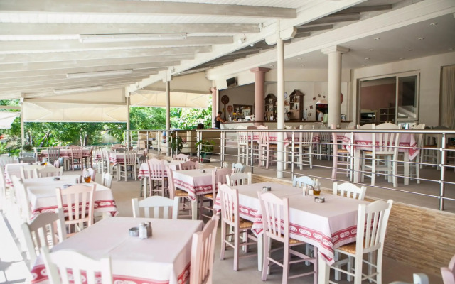 Hotel Loukas Vrachos