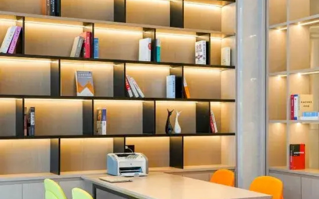 Elong ME Hotel (Yangjiang Transportation Hub Jinshan Road)