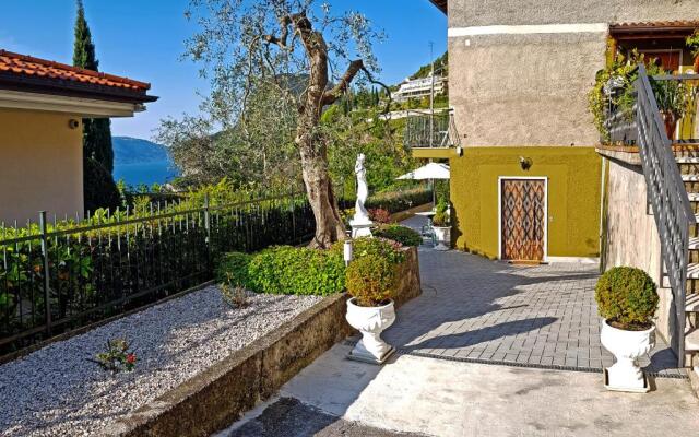Bellavista Lago Apartments by Gardadomusmea