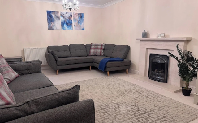Spacious 4Bd House With Character In Coventry