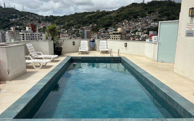 Apto com piscina no centro de Floripa PCE0406