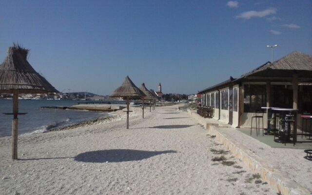 Apartment Tomi - with large terrace (60m2): A1 Trogir, Riviera Trogir