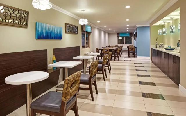 Eden Roc Inn & Suites