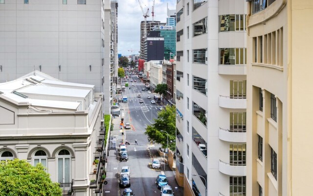 Beautiful Modern Central City Apartment