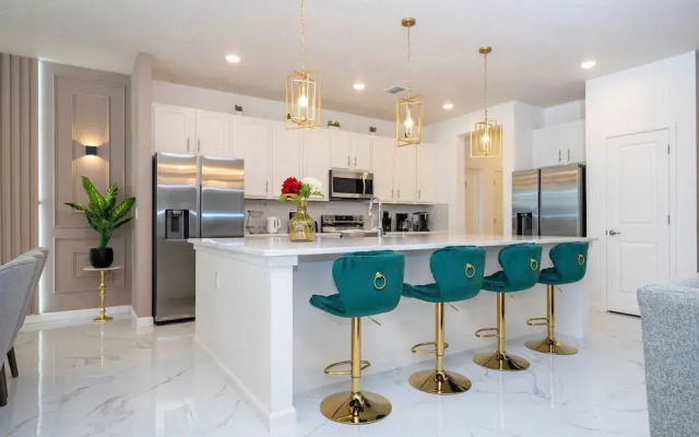 Stunning 15 Suites Close to Disney