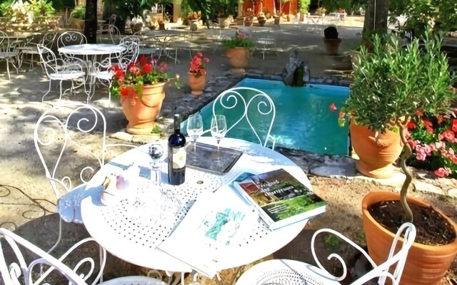 Logis Hostellerie de lAuberge de LÉtang Bleu