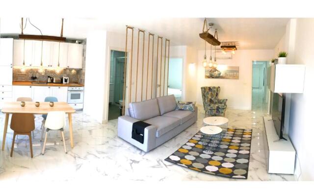 New central 2BR apartment 100m-to-beach free parking