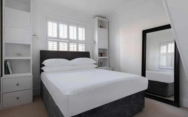 St Stephen's Gardens VII by Onefinestay