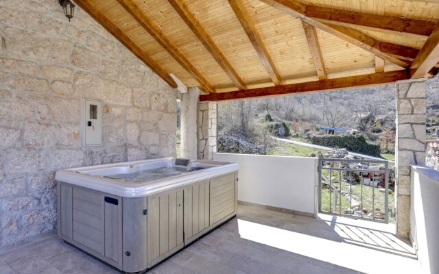 Rustic Stone House Bajeli with Jacuzzi