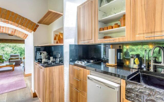 Lavish Villa with Pool I Jacuzzi, Gym & Tennis Court