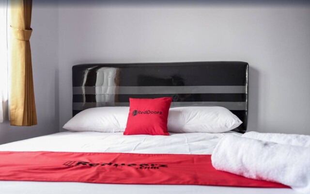 RedDoorz near Supermall Karawaci 2