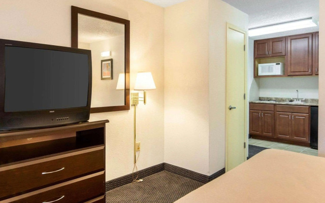 Rodeway Inn At Fort Lee