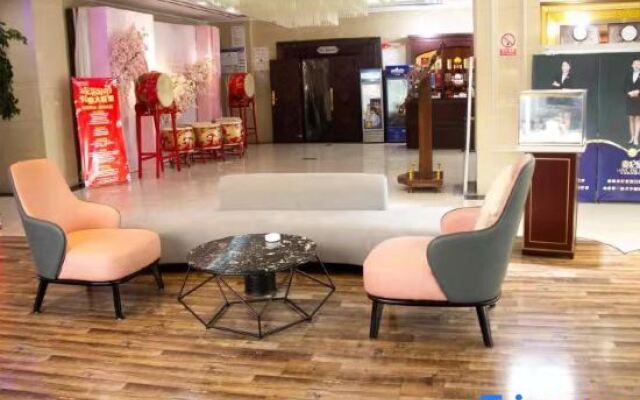 Oupai Jindi Grand Hotel (Xinyang International Trade City East Railway Station)