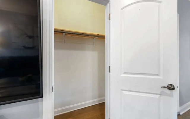 Stylish 2BR Urban Retreat in River West