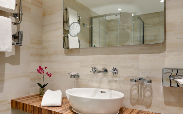 Avalon Hotel & Conferences