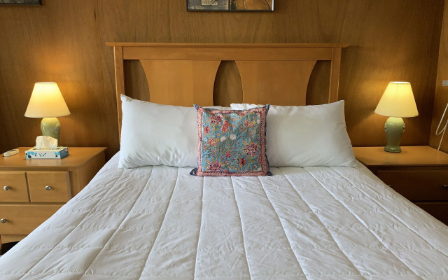 Vineyard Harbor Motel - Private Beach