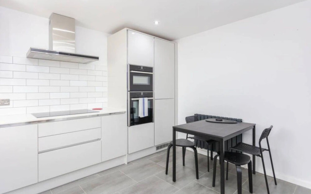 Bright 2 Bedroom House in Stratford With Garden