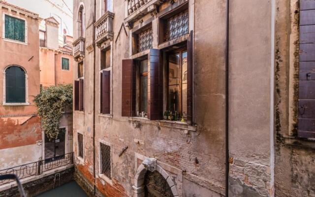 Fenice Backstage over Canal