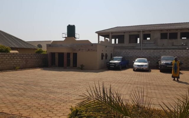 Ticheze Lodge And Car Hire