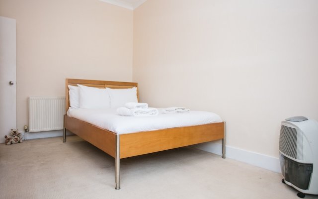 1 Bedroom Flat In Wimbledon With Garden